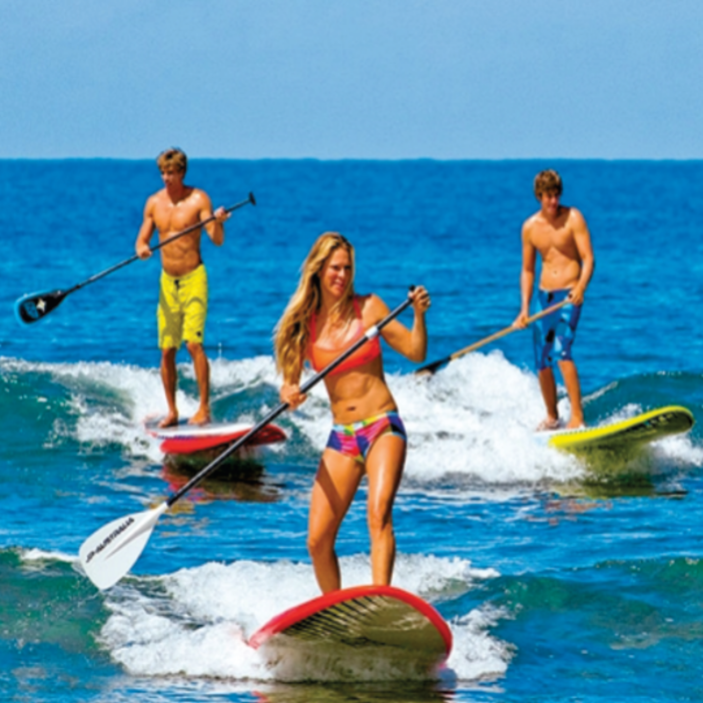 Location de paddle au Cap d'Agde - groupe faisant du stand up paddle en mer Méditerranée