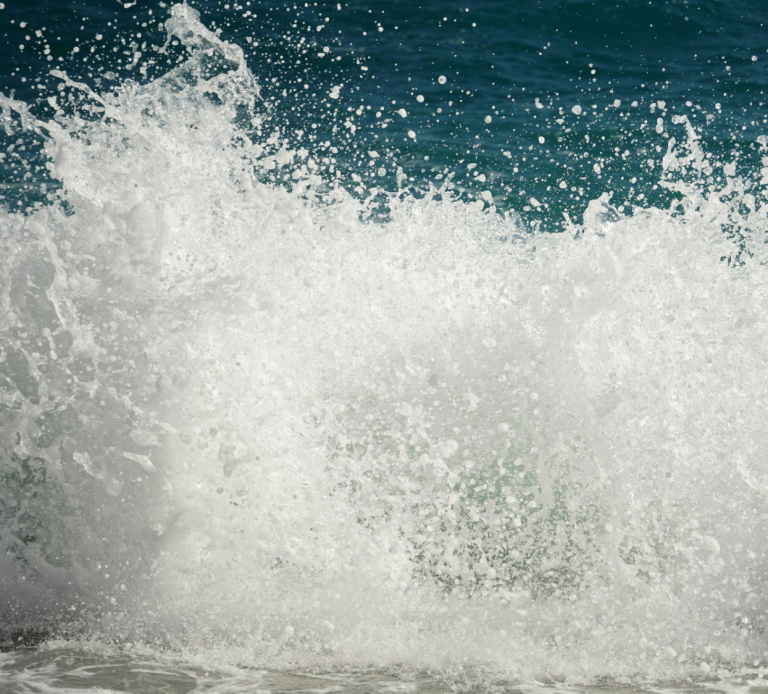 Vagues en mer Méditerranée au Cap d'Agde - Le Môle Nautique base nautique
