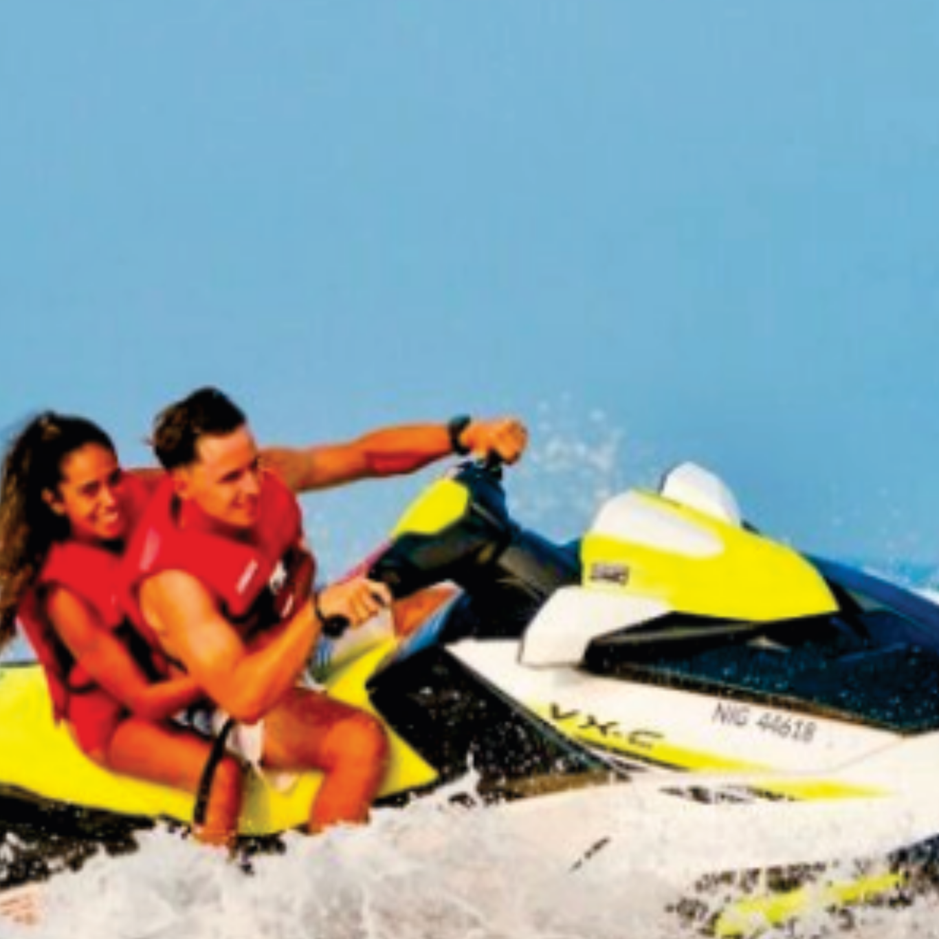 Location de jet ski au Cap d'Agde - couple sur un jet ski jaune en mer Méditerranée, Plage du Môle